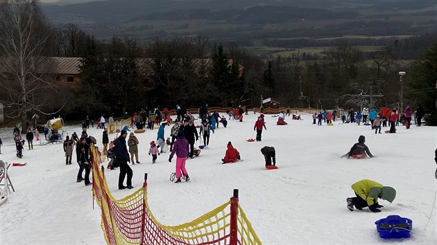 Lidé 30. prosince 2020 bobují a sáňkují na vedlejším svahu lyžařského areálu Monínec na Příbramsku. Hlavní sjezdovka je stejně jako celý areál uzavřená kvůli vládním opatřením proti pandemii koronaviru.