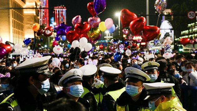 Tisce lid vtaly rok 2021 v ulicch nskho Wu-chanu. (31. prosince 2020)