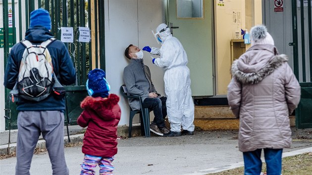 Lid se nechvaj testovat na koronavirus v odbrovm mst v Rusk ulici v Praze. (29. prosince 2020)