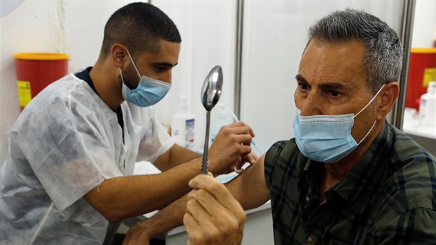V Izraeli pokračují v očkování proti koronaviru. Svou dávku vakcíny dostal i známý iluzionista Uri Geller. (31. prosince 2020)