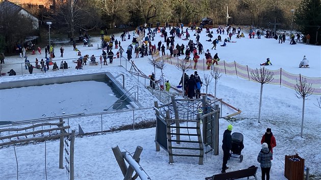 Lid� bobuj� a s��kuj� na vedlej��m svahu ly�a�sk�ho are�lu Mon�nec na P��bramsku. Hlavn� sjezdovka je stejn� jako cel� are�l uzav�en� kv�li vl�dn�m opat�en�m proti pandemii koronaviru. (30. prosince 2020)