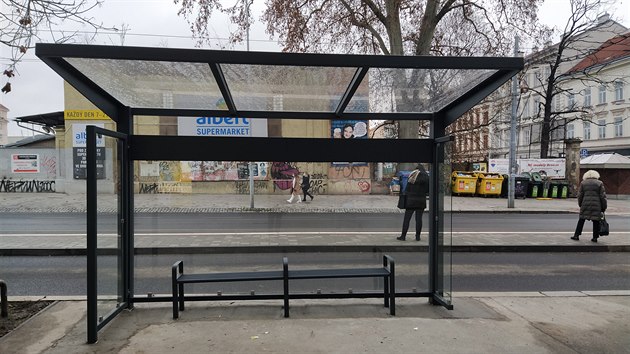 Přístřešky u brněnské zastávky Grohova jsou umístěny opačně, než je obvyklé. Čekajícím cestujícím tak tramvaje jezdí za zády.