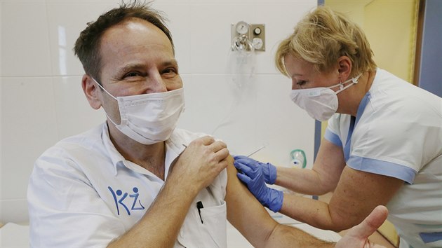 Očkování primáře infekčního oddělení Masarykovy nemocnice v Ústí nad Labem Pavla Dlouhého