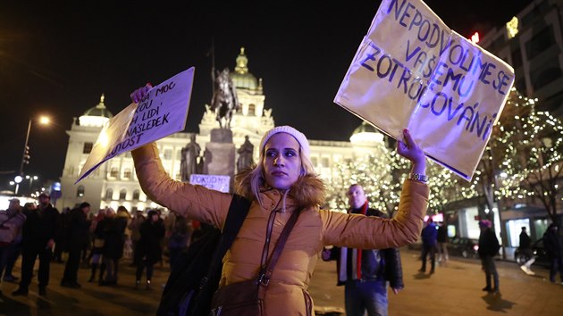 Bhem silvestrovsk noci se seli na demonstraci proti vldnm opatenm destky lid. Protestujc zstvaj na Vclavskm nmst i po devt hodin veern, od kter plat v zemi zkaz vychzen. (31. prosince 2020)