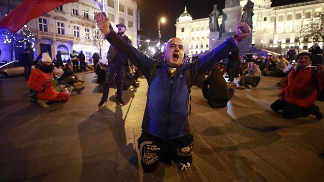 Odprci restrikc na Silvestra protestovali na Vclavskm nmst v Praze, kvli poruen pravidel zasahovala policie. (31. prosince 2020)