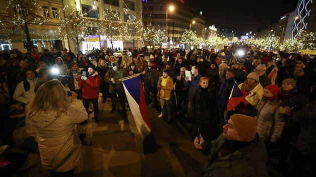 Odprci restrikc na Silvestra protestovali na Vclavskm nmst v Praze, kvli poruen pravidel zasahovala policie. (31. prosince 2020)