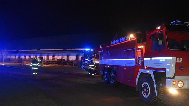 Večerní požár dostávalo pod kontrolu několik jednotek hasičů.