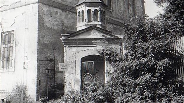 Fotografie z 80. let minulého století dokumentující tehdejší chátrání kaple svatého Floriána v Lutíně na Olomoucku.