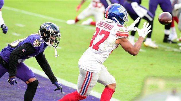 Sterling Shepard (87) z New York Giants si doel pro touchdown proti obran Baltimore Ravens.