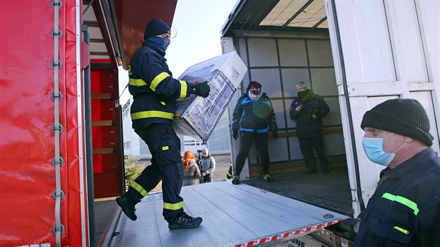 Hasiči na základně ve Zbirohu na Rokycansku nakládají humanitární pomoc pro Chorvatsko postižené zemětřesením. (30. 12. 2020)
