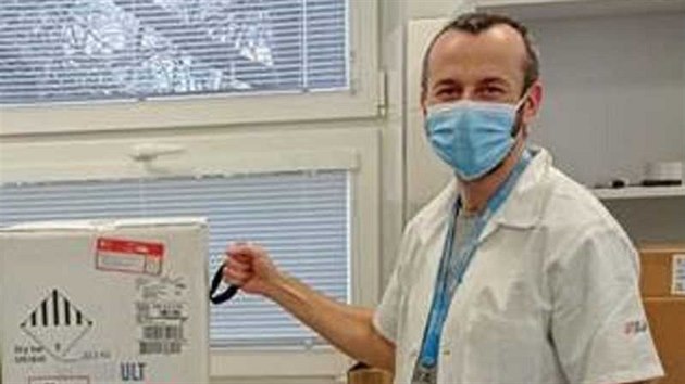Do Plzeňského kraje dorazila první dávka vakcín proti covid-19. Dostala ji Fakultní nemocnice v Plzni. Na snímku vakcínu přebírá farmaceutický asistent Václav Pekárek.