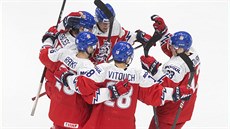 Hokejoví junioi se radují z gólu v utkání základní skupiny proti Rakousku