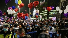 Tisíce lidí vítaly rok 2021 v ulicích ínského Wu-chanu. (31. prosince 2020)