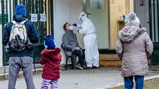 Lidé se nechávají testovat na koronavirus v odbrovém míst v Ruské ulici v...
