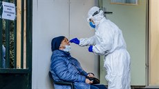 Lidé se nechávají testovat na koronavirus v odběrovém místě v Ruské ulici v...