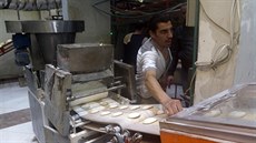 Pekař v syrském Damašku peče chleba. (7. prosince 2020)