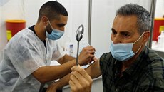 V Izraeli pokraují v okování proti koronaviru. Svou dávku vakcíny dostal i...