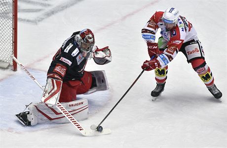 Tinecký branká Jakub tpánek likviduje anci Jana Mandáta z Pardubic.