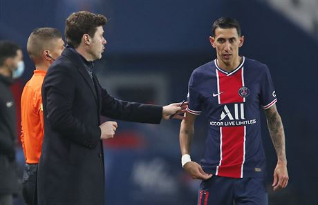 Trenér PSG Mauricio Pochettino pedává instrukce záloníkovi Ángelu Di Maríovi.