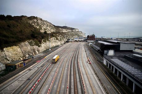 Prázdný terminál britského pístavu Dover v první den poté, co Spojené...