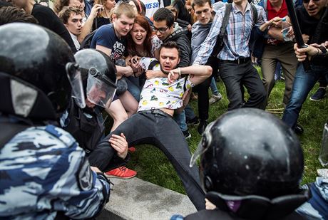 Policisté se pi demonstraci v Moskv snaí zadret opoziního aktivistu...