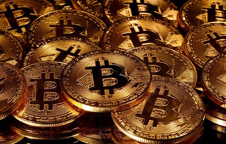 Cena kryptomny bitcoin poprvé pekonala hranici 30.000 dolar (644 000 K). Za...
