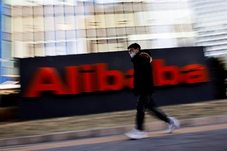 Logo skupiny Alibaba ped sídlem spolenosti v Pekingu.