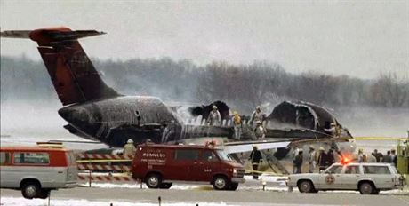 Ohoelé zbytky letounu DC-9 po nehod v prosinci 1990