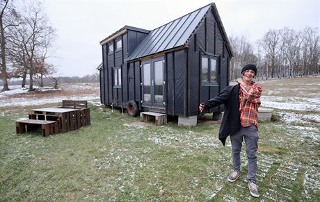 Sedmnáctiletý Radek Pospíil si sám postavil domek - tiny house.