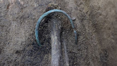 Archeologové nali u Moic mimo jiné hrob se zaoblenými rohy se zbytky kostry...