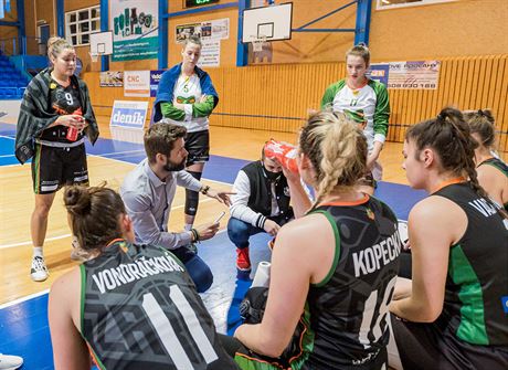 Basketbalistky abin Brno naslouchají svému koui Viktoru Pruovi.