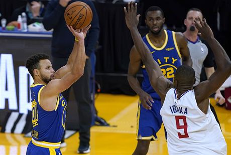 Stephen Curry z Golden State promuje trojku v duelu s LA Clippers.