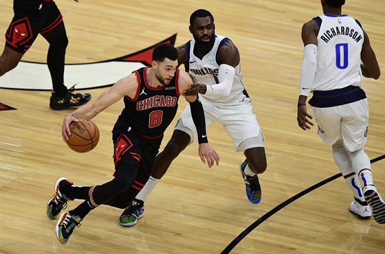 Zach LaVine z Chicaga se tlaí pes Tima Hardawaye Jr. z Dalasu.