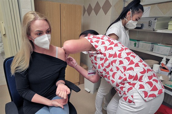 Okování zdravotník vakcínou proti covid-19 v Karlovarské krajské nemocnici....