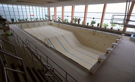 Současný chebský krytý bazén je vypuštěný.