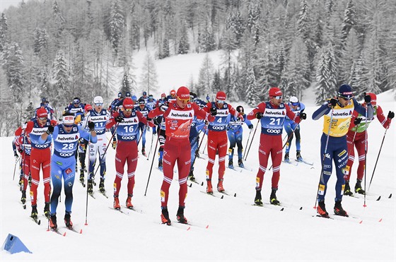 Rus Alexandr Bolšunov (uprostřed v červeném) během druhé etapy Tour de Ski.