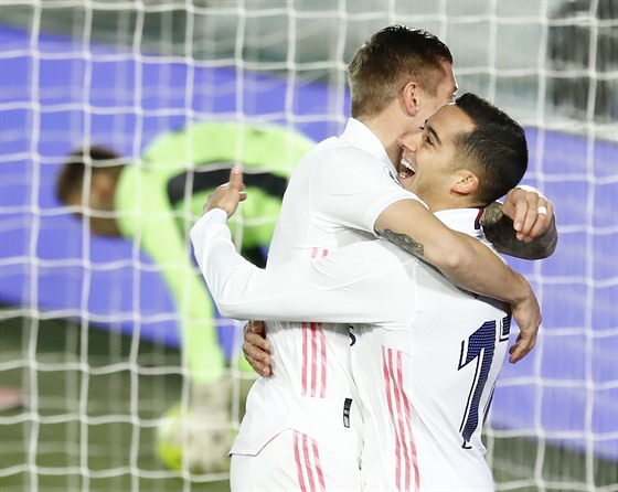 Lucas Vázquez (vpravo) slaví s Toni Kroosem gól Realu Madrid.