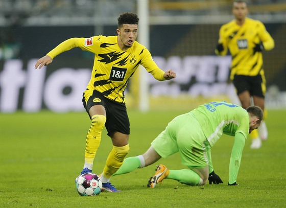 Jadon Sancho z Dortmundu postupuje s balonem.