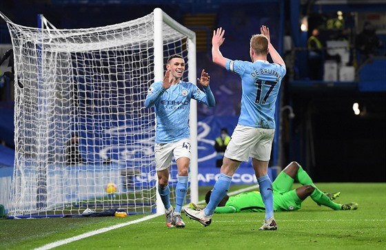 Phil Foden (vlevo) a Kevin De Bruyne slaví gól Manchesteru City v zápase proti...