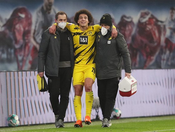 Smutný záloník Dortmundu Axel Witsel opoutí hit v doprovodu klubových...