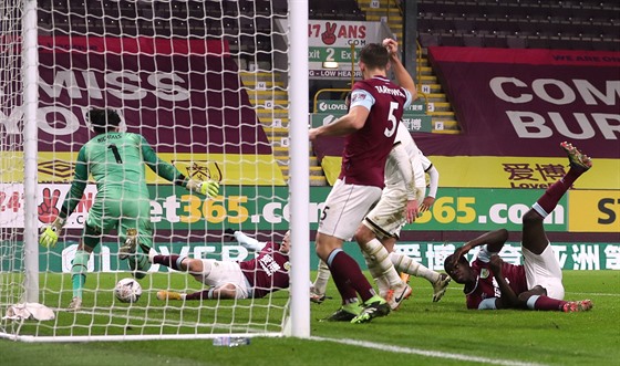 Matj Vydra z Burnley (druhý zleva) skluzem srovnává zápas proti Milton Keynes...