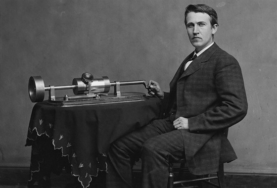 Thomas Edison a jeho převratný vynález fonograf. Když ho však implantoval do...