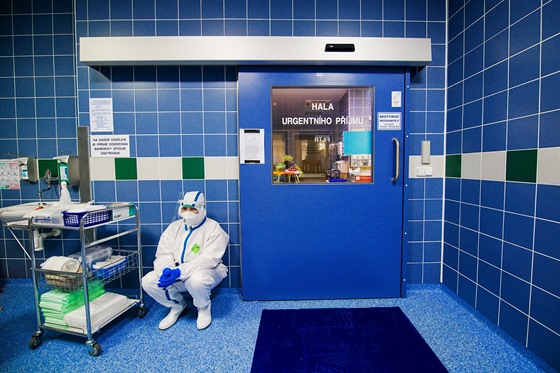 Vyerpaná sestra bhem covidové pandemie ve Fakultní nemocnici Brno.