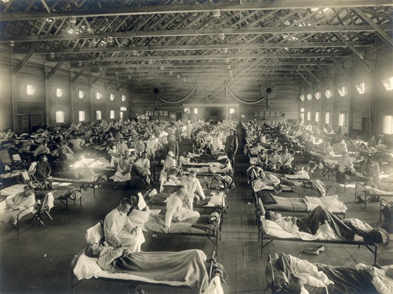 Polní nemocnice v USA. Před sto lety zabila španělská chřipka 100 milionů lidí.
