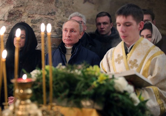 Ruský prezident Vladimir Putin se ú�astní pravoslavné váno�ní m�e. (6. ledna...
