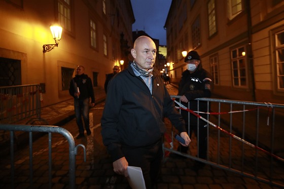 Daniel Landa opouští Sněmovnu se svou petici Blanický manifest za svobodu 2020....