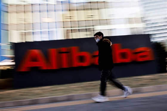 Logo skupiny Alibaba před sídlem společnosti v Pekingu.