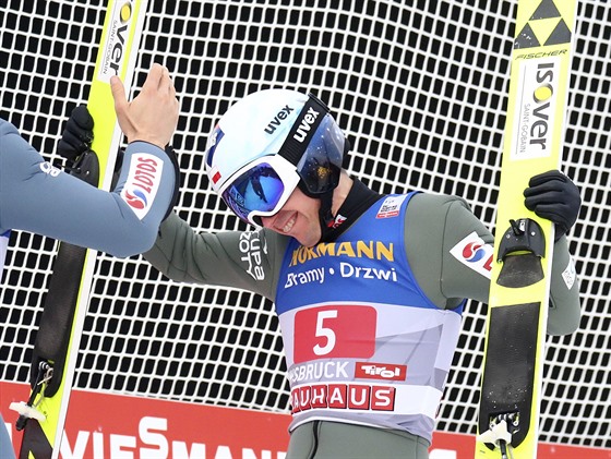 Polák Kamil Stoch se raduje z vítzství na Turné ty mstk v Innsbrucku.