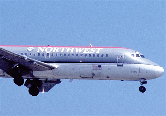 DC-9-14 spolenosti Northwest. Stejný typ letounu se srazil s B-727 stejných...