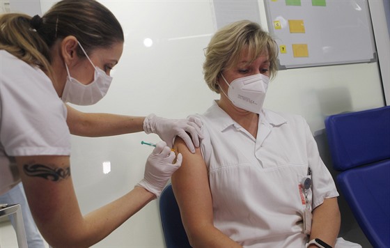 Jako první dostali na Vysoin vakcínu nkteí zdravotníci jihlavské nemocnice. Okovat se zde zaalo hned na poátku ledna. Do dneního dne ale vakcínu v celém kraji dostalo jen necelých est tisíc lidí.